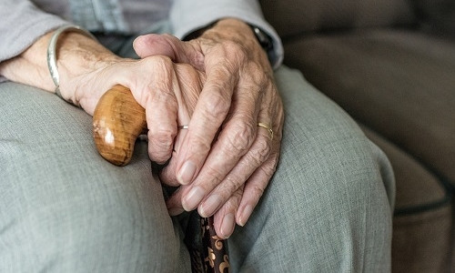 Сиделка обворовала 94-летнюю пенсионерку на 45 000 гривен 