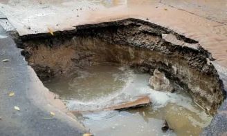 Квартал Одессы поплыл: вода из трубопровода залила улицы и устроила провал в асфальте