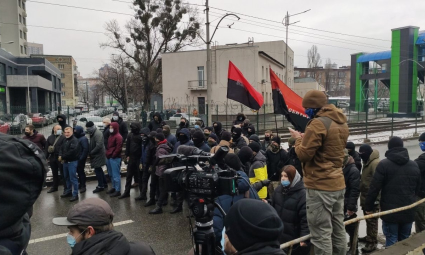 В Киеве под офисом одного из телеканалов собрался протест 