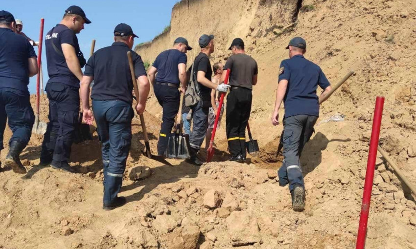 Оползень в Лебедевке – спасатели ведут поисковые работы  