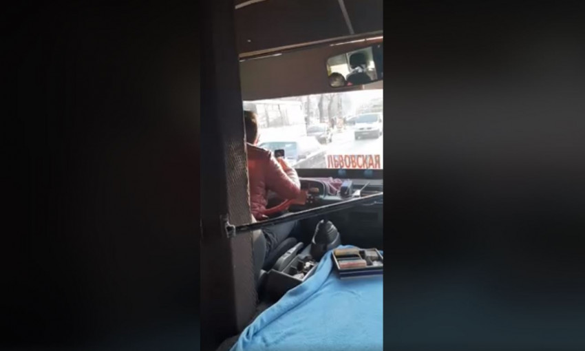 Одесский маршрутчик без стеснения разговаривал по мобильному во время движения