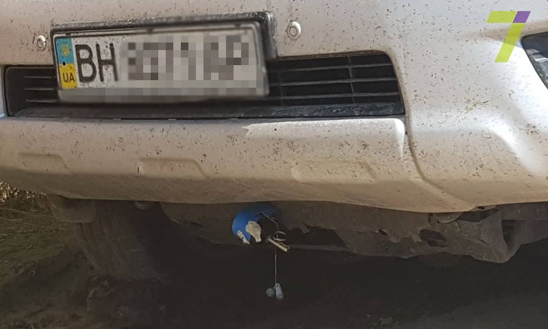 «Адский» сюрприз: владелец одесского авто обнаружил на нём растяжку с гранатой
