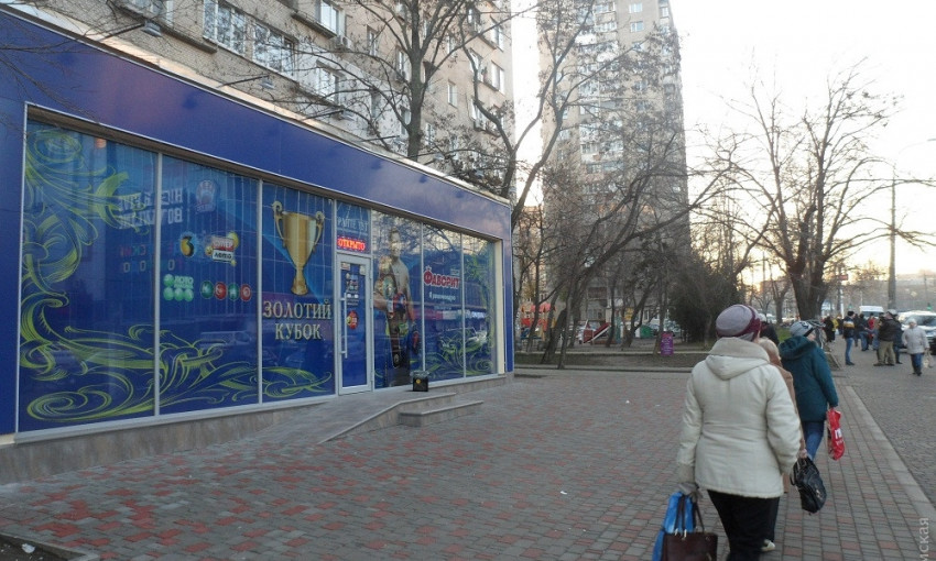 В скандальной пристройке на Черняховского открылось игорное заведение