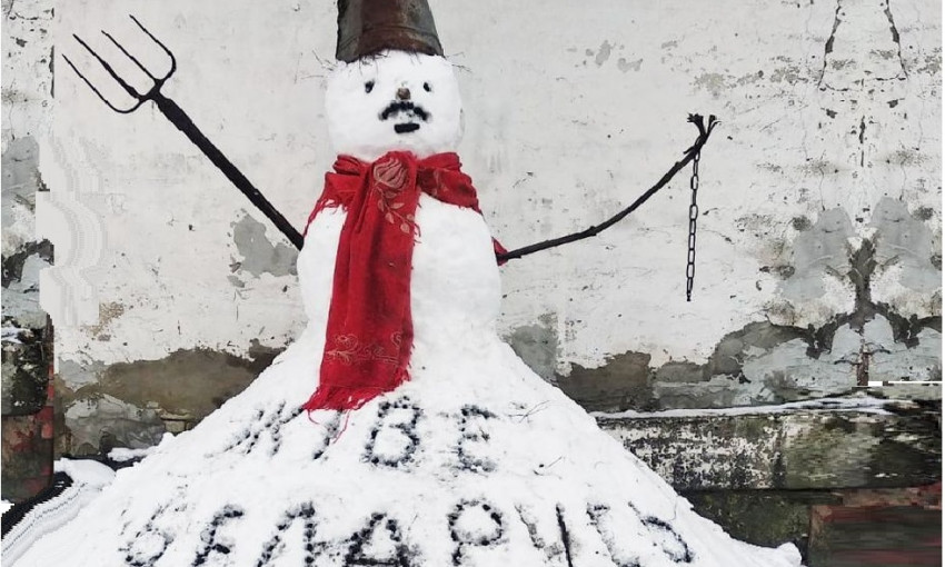 Житель Беларуси сделал снеговика с усами - с ним работают правоохранители 