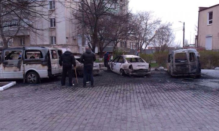 В центре Черноморска сгорели четыре автомобиля