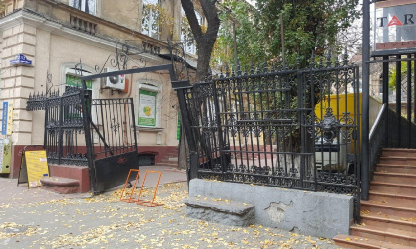 В Одессе почтовый грузовик снёс ворота памятника архитектуры (ФОТО)