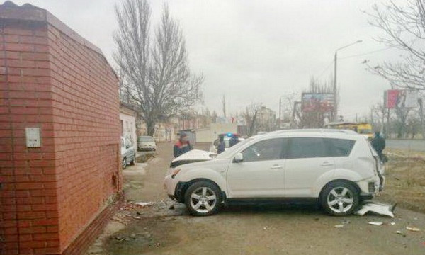 На Николаевской дороге автомобиль влетел в стену, пострадал ребёнок
