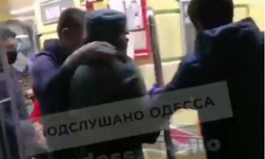 В Одессе охранники избили покупателя за шарф вместо маски 