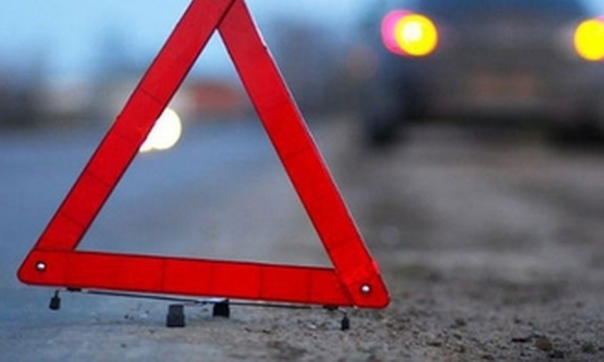 В Одессе автомобиль врезался в остановку городского транспорта (ВИДЕО)