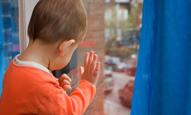 На жилмассиве Котовского двухлетний малыш выпал из окна