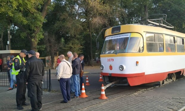 В Одессе у трамвая на ходу выпало стекло 
