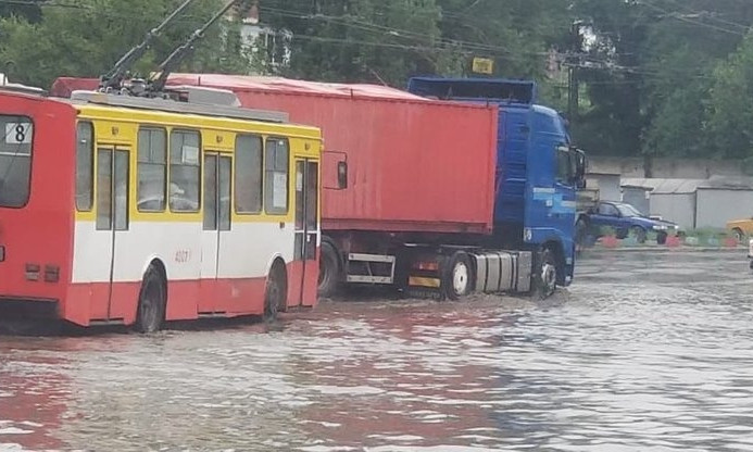 В Одессе продолжают ликвидировать последствия дождя