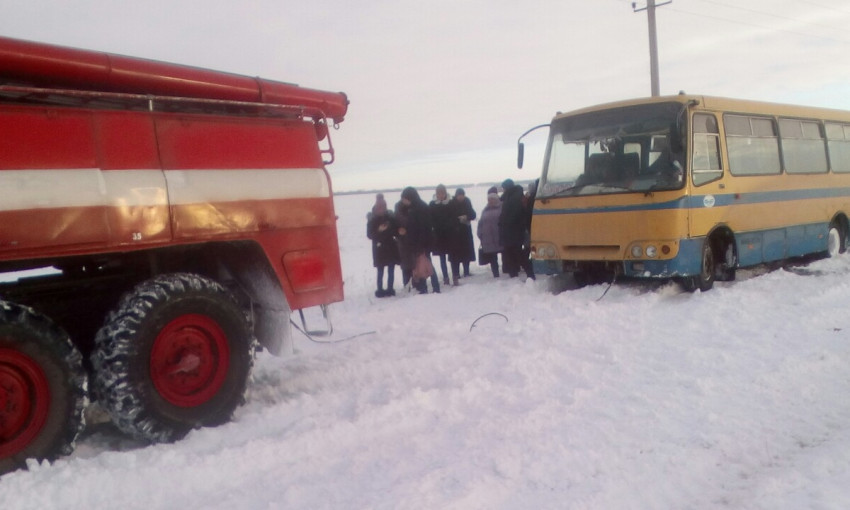 Рейсовый автобус с пассажирами застрял в снегу: его доставали спасатели