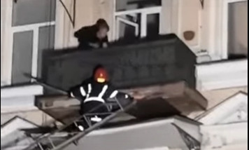В Одессе из-за непогоды едва не упал балкон 