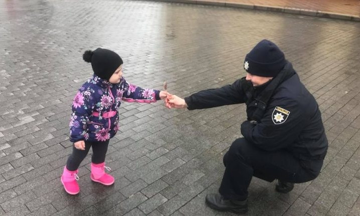 В Одессе рождественский патруль раздаёт сладости