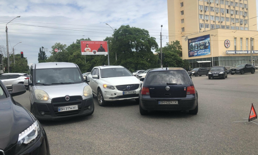 В Одессе из-за ДТП на дороге собрался затор 