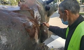 В Одессе известную статую защитили от вандалов