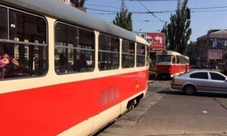 Автохам парализовал движение шести трамвайных маршрутов