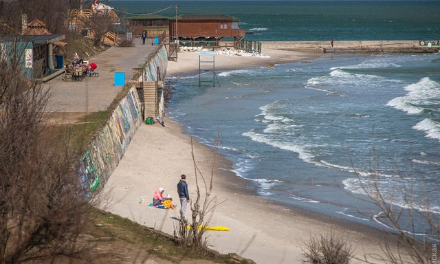 Шторм в Одессе "накрыл" несколько пляжей (ФОТО)