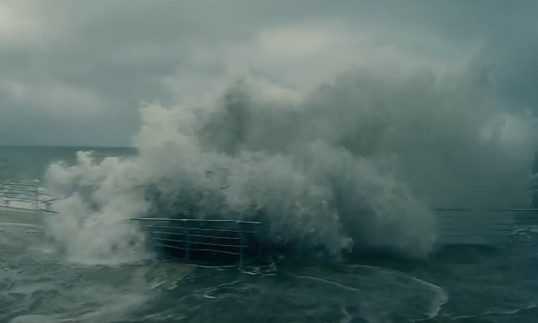 Появилось видео сегодняшнего удивительно-манящего морского шторма