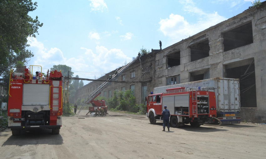 На Пересыпи горел заброшенный завод (ФОТО)