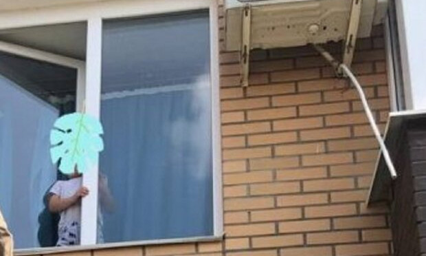 Могло закончится трагедией: работники ГСЧС спасли двухлетнего малыш, который самостоятельно открыл окно и взобрался на подоконник