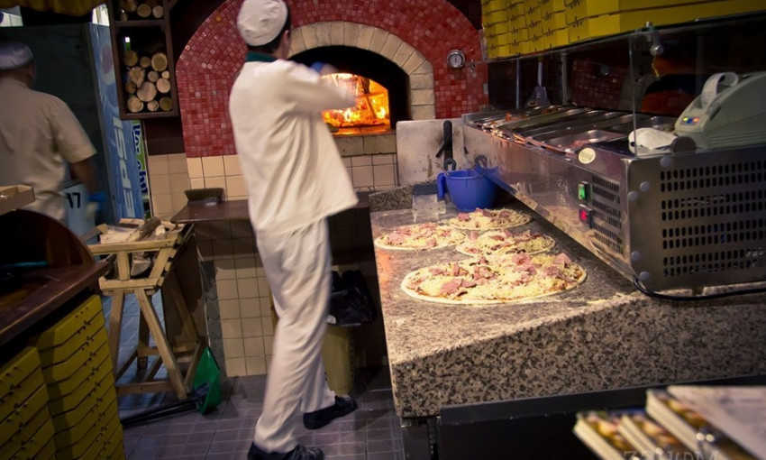 Черноморская пиццерия, где нашли сальмонеллез и стафилококк, теперь под замко́м