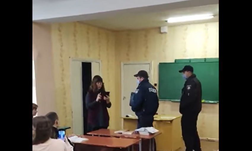 Требовали покинуть школу: александрийские полицейские пришли на урок к не иммунизированному учителю