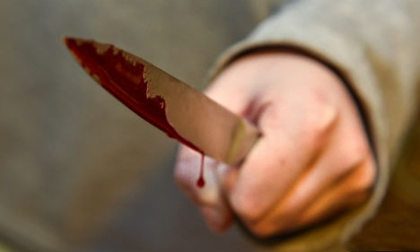 Дерзкое ограбление: мужчина избил и порезал ножом девушку, а после украл её личные вещи