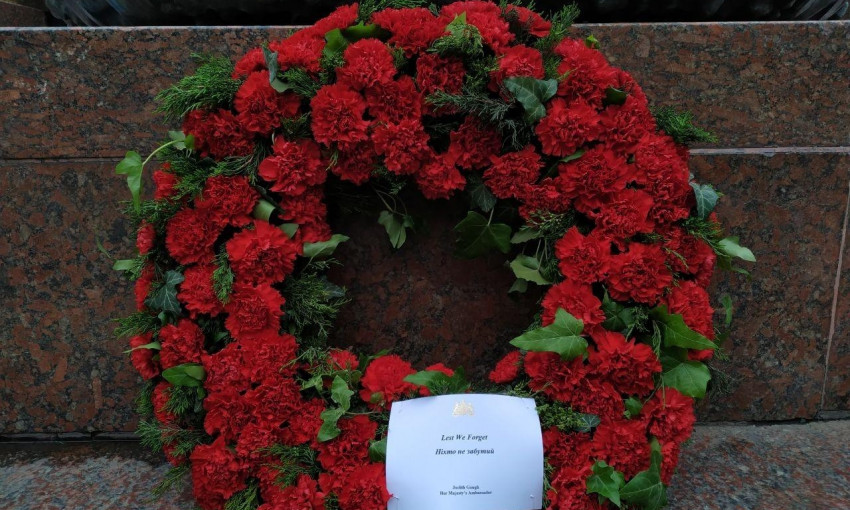 У памятника Неизвестному матросу в Одессе возложили венок от посла Великобритании