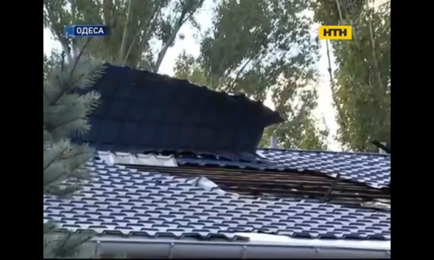В Одессе мужчина погиб, ремонтируя крышу после шторма