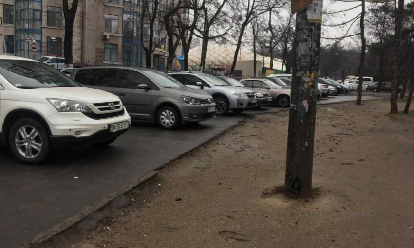 В парке Шевченко автомобили заняли тротуары 