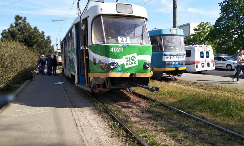 Одесское ДТП: иномарка врезалась в трамвай, есть пострадавшие