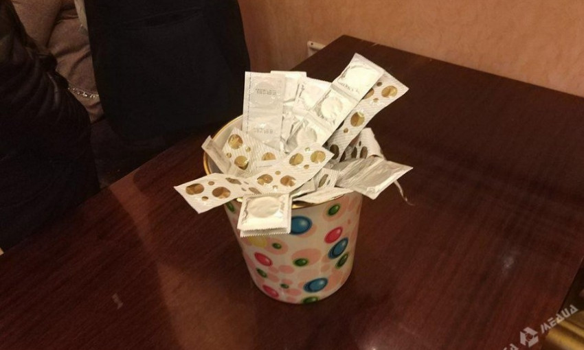 Депутаты не оценили ведро презервативов в Одесском горсовете (ФОТО)