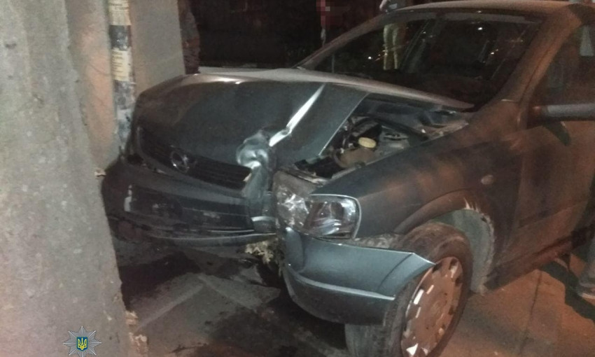 Авария на Педагогической: «пьяная» машина столкнулась с деревом