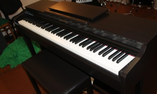 Воспитанники арцизской музшколы будут обучаться на новом цифровом пианино (ФОТО)
