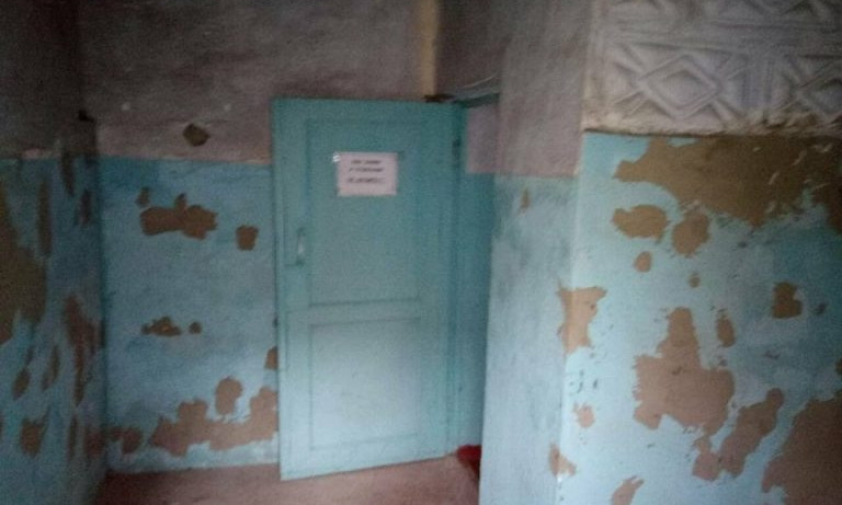 Жители Сараты показали обшарпанные стены и очень страшные матрасы в детском отделении местной больницы (ФОТО)