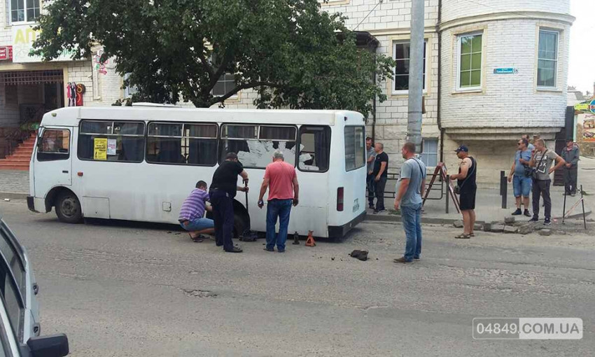 В Белгород-Днестровском под маршруткой с пассажирами провалился асфальт