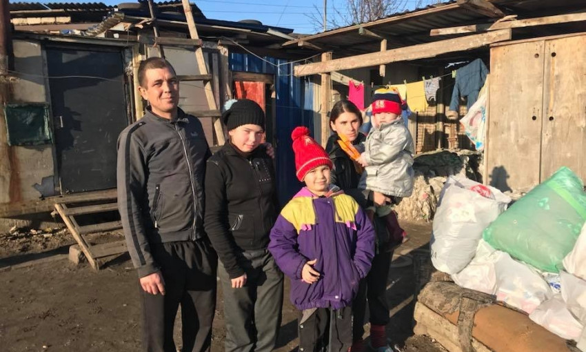 В черте Одессы семья вынуждена жить на свалке (ФОТО)