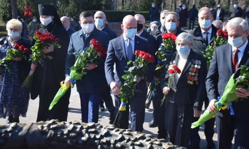 К памятнику Неизвестному матросу одесситы возлагают цветы 
