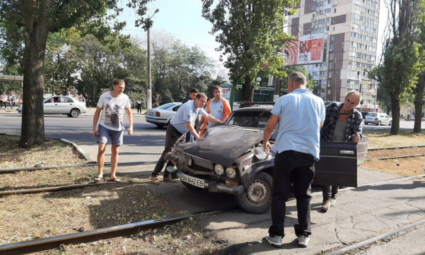 В Одессе легковушка столкнулась с трамваем (ФОТО)