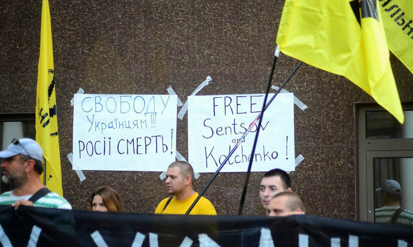 Активисты забросали генконсульство России яйцами, требуют освободить украинских политзаключённых