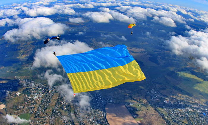 Новый всеукраинский рекорд: уроженец Одессы развернул развернул в воздухе самый большой флаг Украины