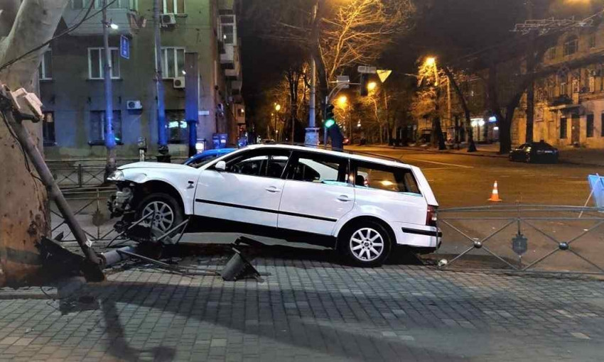 В Одессе автомобиль снес светофор 