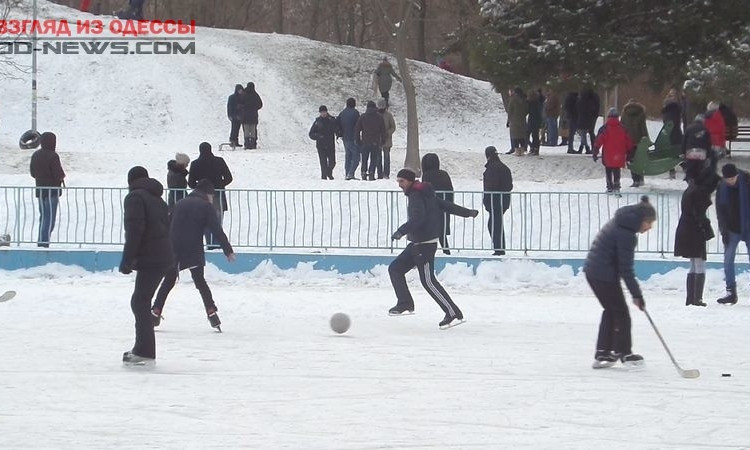 Одесситы играют в футбол на коньках