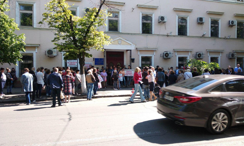 Около сотни человек пикетируют здание Госказначейства на Садовой