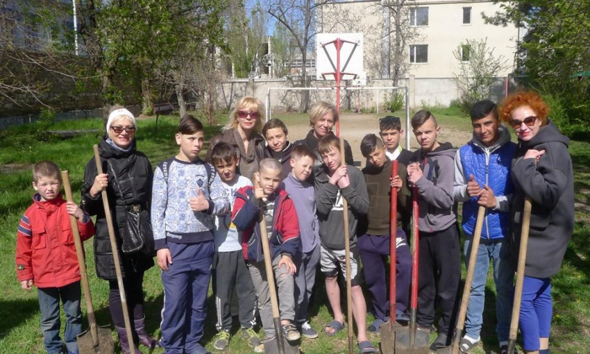 Одесситки сажали деревья вместе с воспитанниками детского приюта