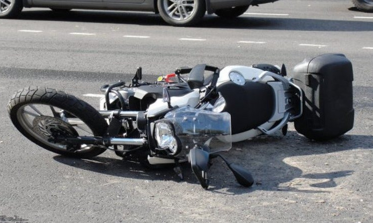 Во время столкновения мотоциклист получил тяжёлые телесные повреждения