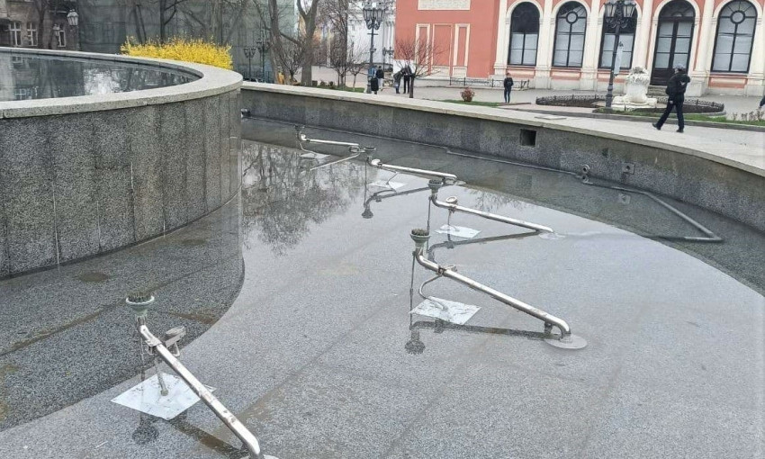 В Одессе вандалы добрались до фонтана возле Оперного театра 