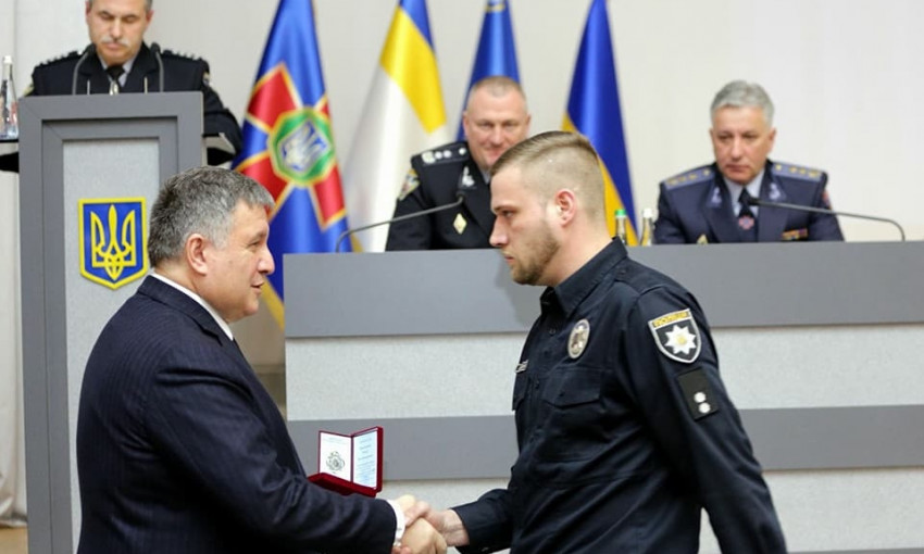 Арсен Аваков наградил одесских патрульных, ликвидировавших Дорошенко